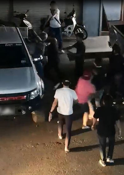 一批青少年在街头互相追遂殴打。