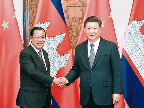 中国国家主席习近平（右）周一在北京钓鱼台国宾馆，会见柬埔寨首相洪森。（新华社）
