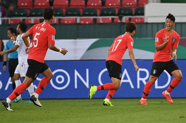 韩国队战胜巴林晋级亚洲杯8强，球员们开心庆祝胜利。（欧新社）