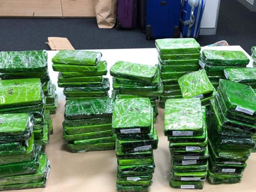 澳洲警方在木箱底部的暗格中，查获了400包总重154公斤的海洛因。