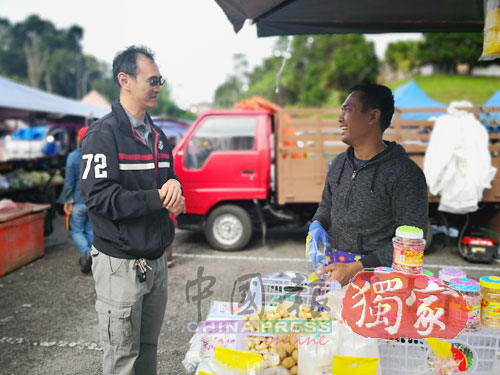 黄承毅在补选结束后，周日早上前往丹那拉打早市谢票。