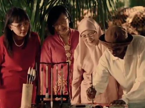 郭素沁（左起）、玛丽亚陈和旺阿兹莎参与《同心创丰收》贺岁短片拍摄。