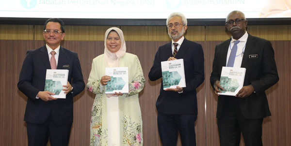 祖莱达（左2）推介《2018年至2025年房屋政策蓝图》，左起莫哈末曼迪、拉惹峇林和再也瑟兰。
