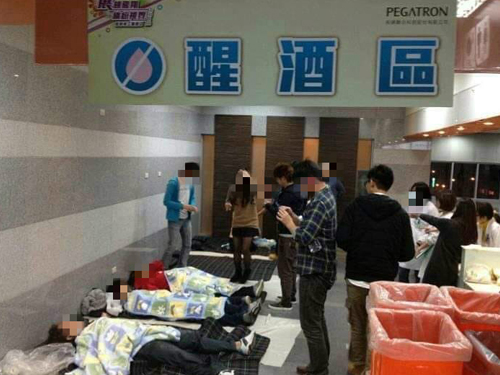 台湾有公司突发奇想附设“醒酒区”，让喝醉酒的员工躺在地上盖被休息或睡觉。