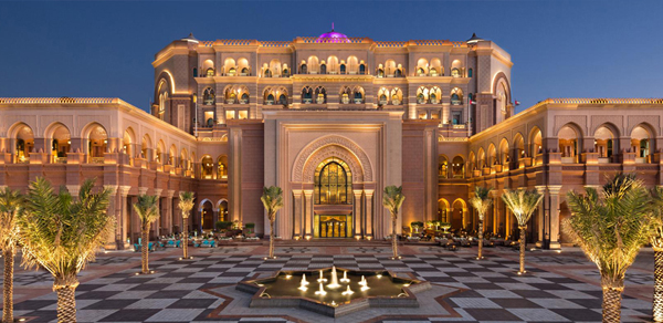 阿布扎比的皇宫大酒店是全世界唯一号称8星级的奢华酒店 。（网络照 片）
