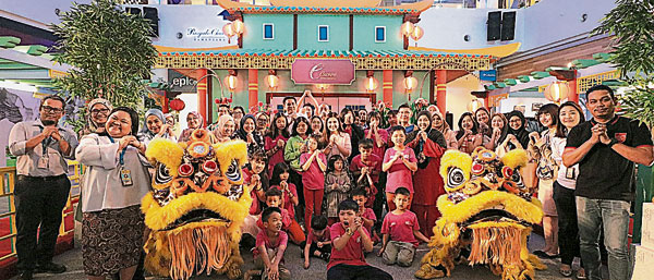 eCurve管理层和众位表演者在“A Lunar Variety Special”新春活动上，与Charis之家的孩子们开心合影。