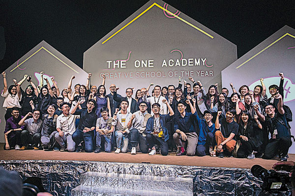 The One Academy所有获奖者摆出胜利的姿势。