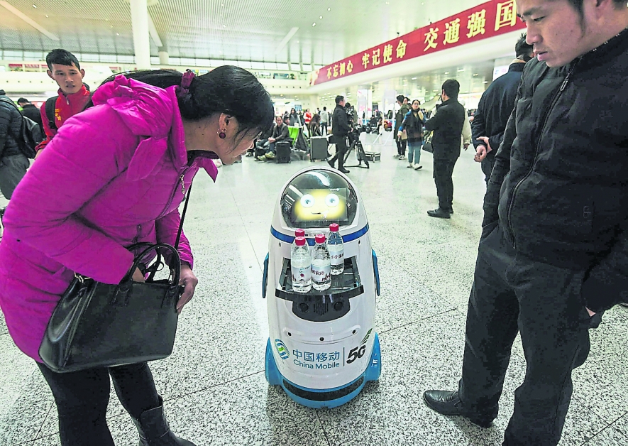 可爱的机器人周一出现在杭州车站，为旅客端水。（法新社）