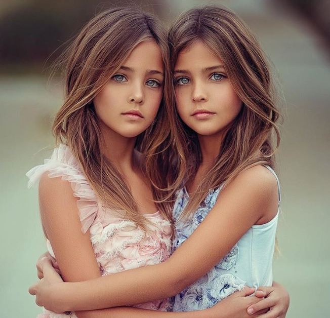 这对双胞胎姐妹花轮廓优美，仿佛天使。
