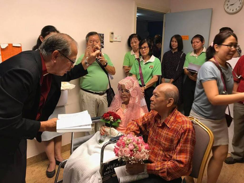 牧师在癌症病房为一对年长华裔新人主持婚礼。（照片取自“砂拉越公众面子书专页”）