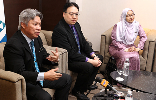 沙宾（左）在记者会上，回答记者的提问；右起为马来西亚会计师机构总执行长努玛兹拉和副总裁黄仕钧。