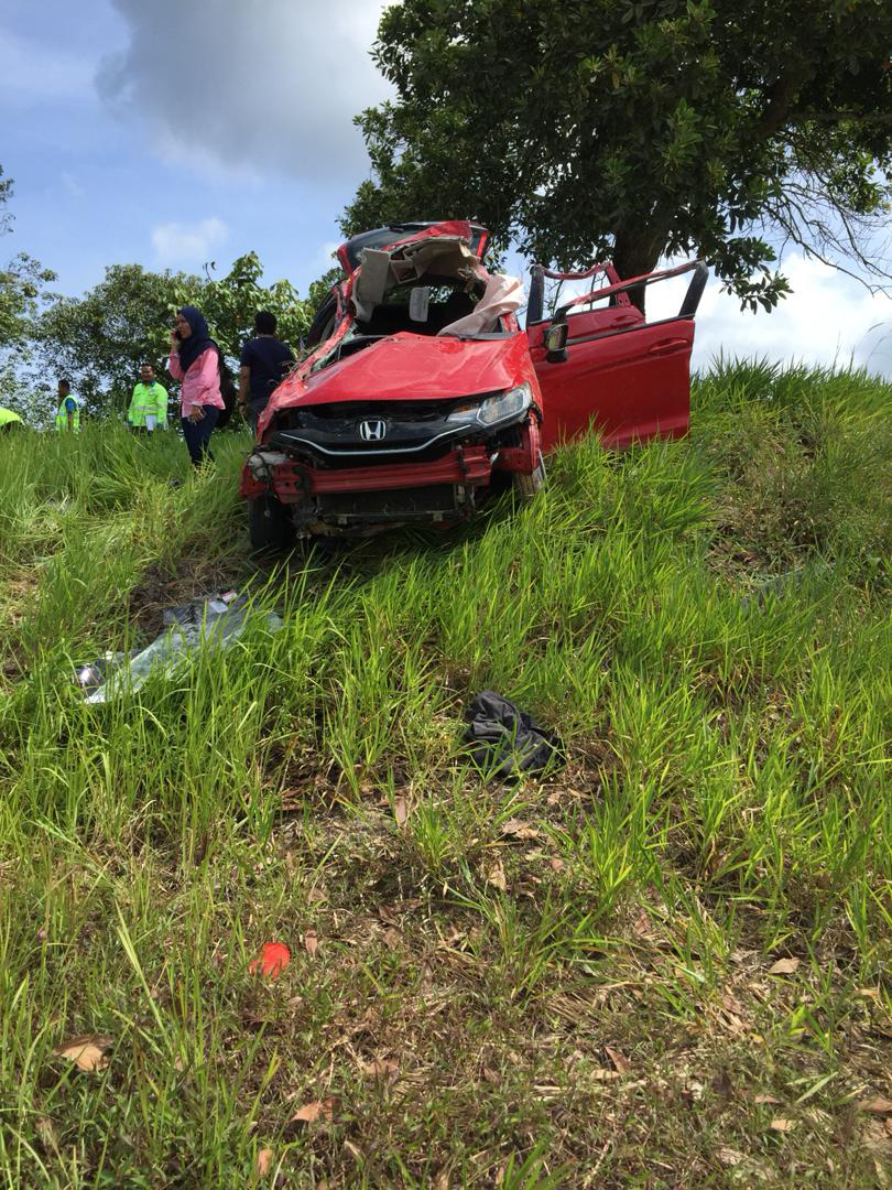 轿车失控撞向山坡，导致爷孙俩人抛出车外，当场毙命。