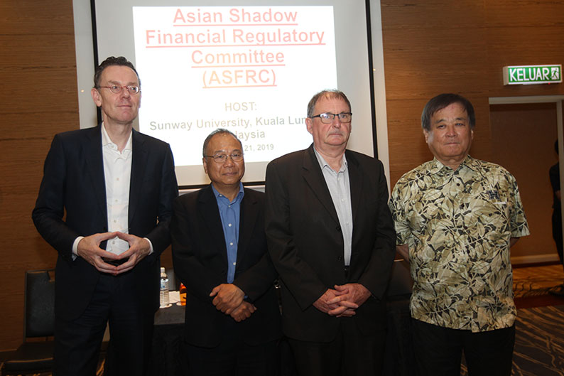 哈拉尔德（左起）、胡永泰、马丁央格及李相健，在亚洲影子金融监理委员会媒体汇报会发言。