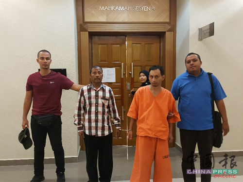 莫哈末沙叻（左2起）及祖来米被警员带出法庭时，表现淡定。