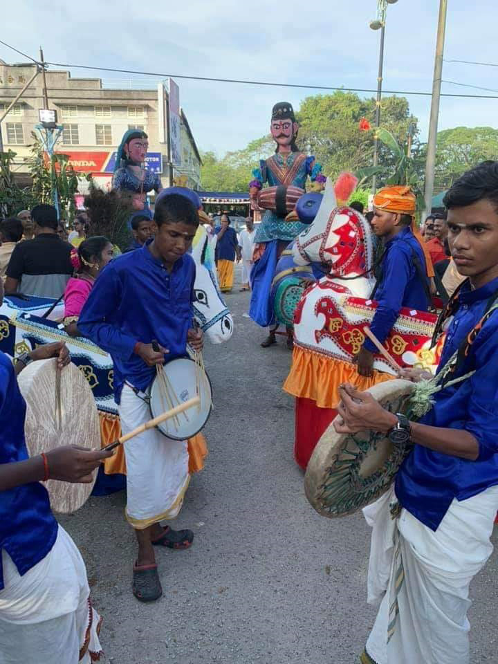 印裔青年击鼓迎宾，欢庆大宝森节。（图取自Tamizhar Media）