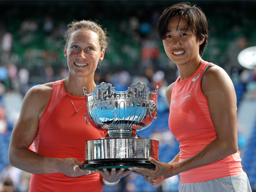 张帅（右）和斯托瑟是本届澳网女双赛最大惊喜。（美联社）