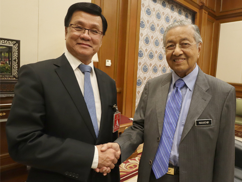 方天兴（左）与马哈迪早前在首相办公厅交流后合影。