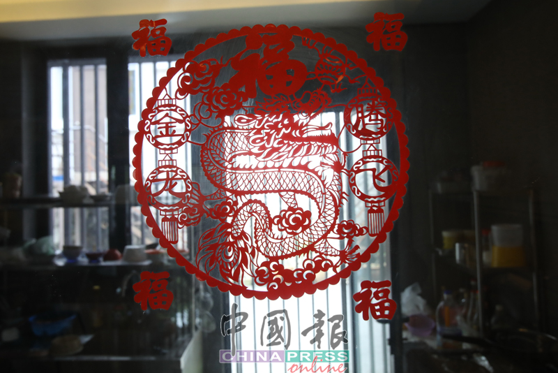 各式各样的中国结编法体现了华族心灵手巧的特点，剪纸、贴窗花也是传统的过年习俗，带来吉祥好兆头，迎接到访宾客再好不过了。