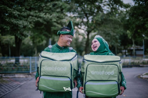 兼职GrabFood送餐员的莫哈末阿凡迪（左起）和诺阿蒂卡以“GrabFood”大背包作为婚纱主题。（取自诺阿蒂卡面子书）