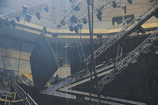 萧敬腾于高雄举行第2场演唱会，但彩排中途舞台塌下。 (《台湾苹果日报》图片)
