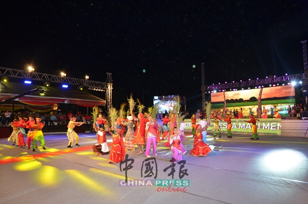 各族舞蹈员在现场呈献多支精彩民族舞蹈。