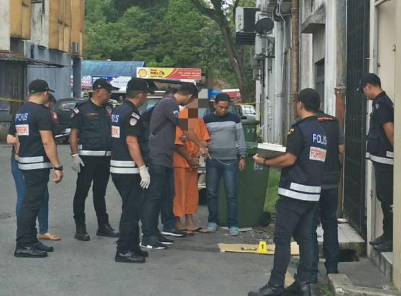 嫌犯（右2）带警方到商业区水沟起获杀害郑敦国的凶器。