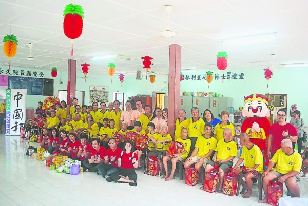《中国报》及各公司代表与老人分享新春喜悦。