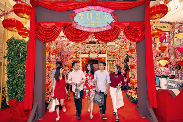 双威伟乐广场以“聚朋好友”作为新年主题，以特色的广式装饰迎接2019年。