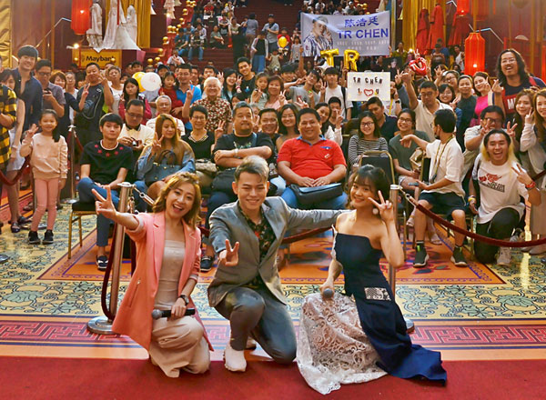 在活动结束前，陈永馨（右起）、陈浩廷及庄群施与现场观众一起拍大合照。