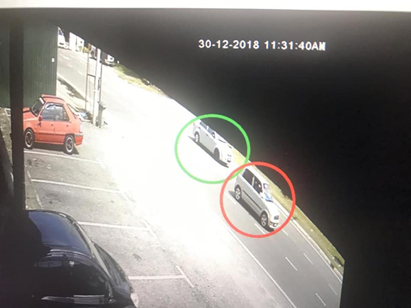 涉祸轿车可丽莎（红圈）司机与另一辆车的男子（青圈）交谈后，双双离开现场。