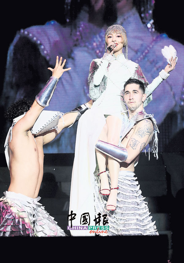 张韶涵在演唱会上载歌载舞，还不时与舞者贴身热舞。