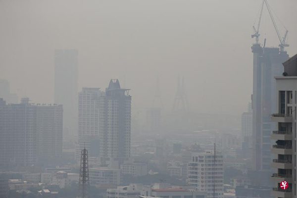 泰国首都曼谷笼罩在雾霾之中，城市呈现出一片灰濛濛的景色。