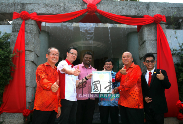 赵文耀（左2）颁发《马来西亚纪录大全》“最高孙悟空塑像”证书予武来岸玉封石哪督庙，左起杨敬良、阿鲁古马、陈亚旺、林世权、邓杰威。