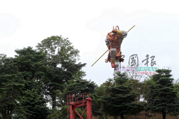 武来岸玉封石哪督庙大圣山的孙悟空塑像，以20.68公尺高度成为大马之最。