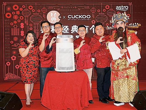 吴慧婷（左起）、陈友亮、许健川、麦潍闳、杜成利与财神爷一同推介全新CUCKOO D Model空气净化器。