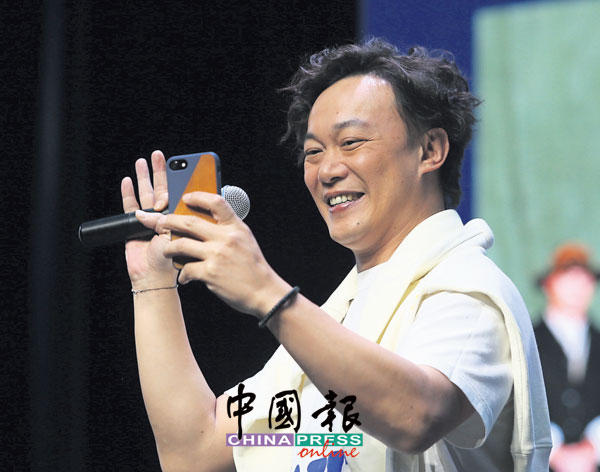 陈奕迅一出场就拿着手机拍歌迷朋友。
