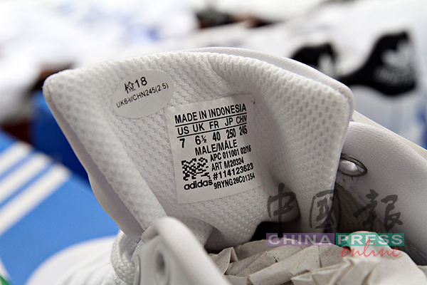 球鞋标签显示印尼制造，标签内容也很详尽，以图制造假象。