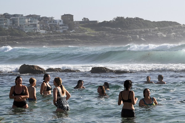 澳洲迎来最热的夏季，民众到新南威尔士的布朗特海滩游泳消暑。（欧新社）
