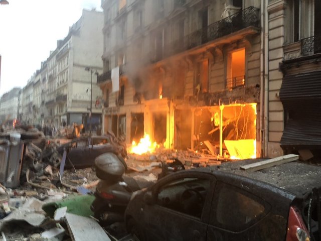 巴黎繁忙的市中心一家面包店周六早上发生爆炸，现场火光熊熊，建筑严重毁损。