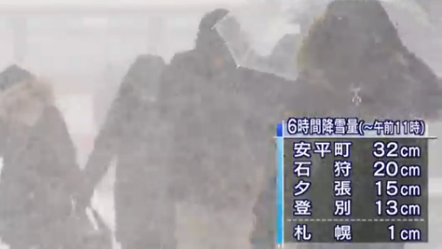 日本北海道受暴风雪吹袭。