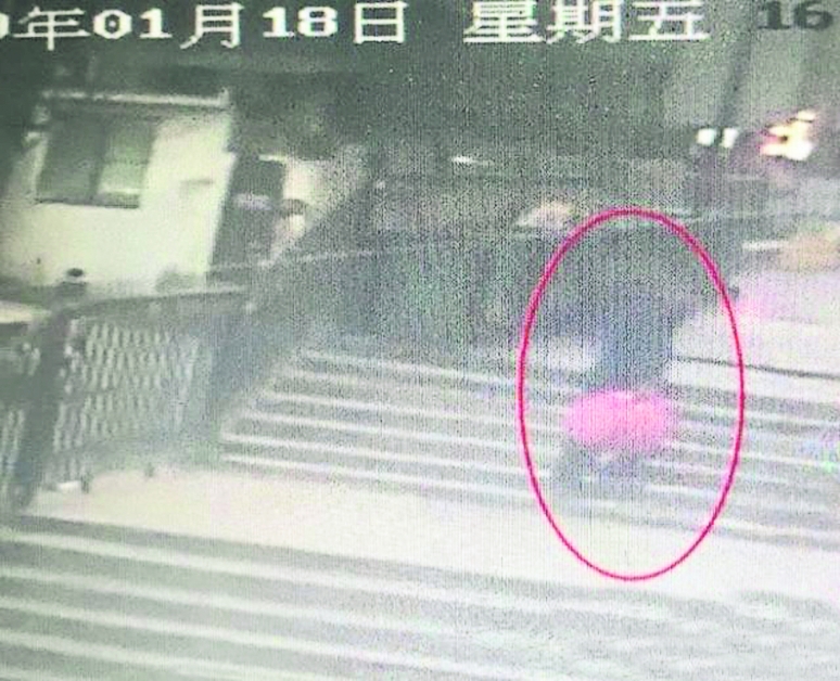 闭路电视的画面显示，一名男子将两名龙凤胎丢入垃圾槽。