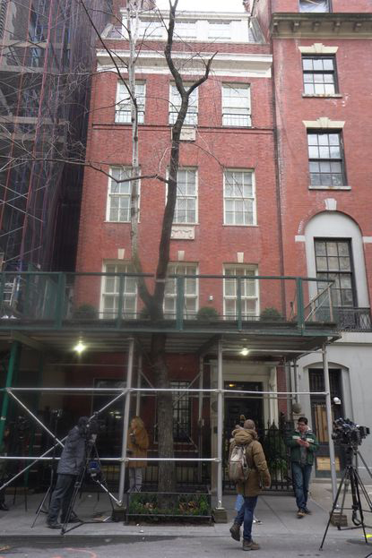 女管家在纽约这栋5层楼别墅工作。