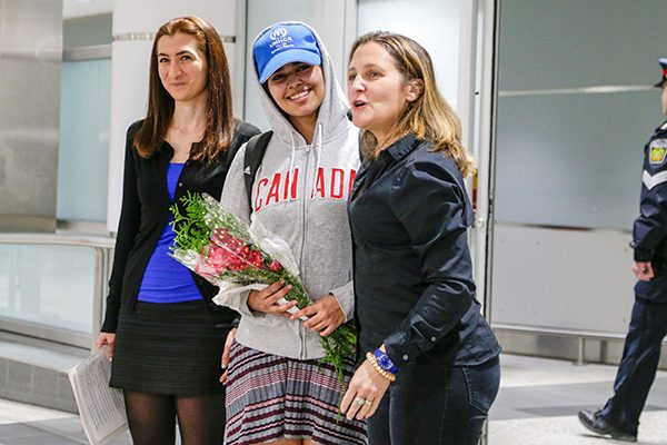 拉赫夫（中）周六抵达加拿大多伦多皮尔逊国际机场，获得加拿大外交部长弗里兰（右）的迎接。（路透社）
