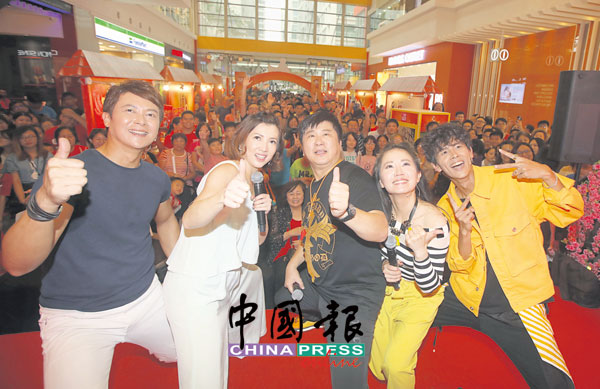 5位艺人来马跟观众拜早年，左起为王灿、廖家仪、胡瓜、谢忻和阿翔。