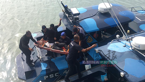 水警快艇载着企图跳海自杀的男子，返回水警基地码头。