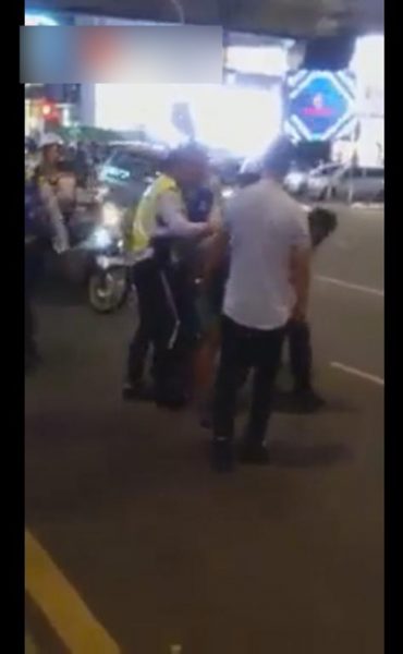 在场警员逮捕男子后，带返警局。