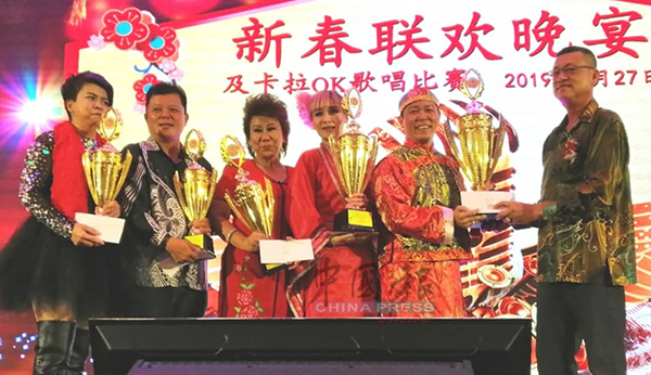谢悦富（右）颁奖给成人组歌唱赛优胜者，包括邓秋凤（左起）、陈永强、邱薇燕、刘丽蕾及黄有义。