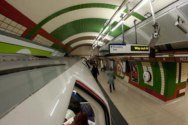 剑桥批改员的包包在火车上被其他乘客拿走。 