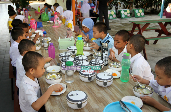 巫裔学生享用由巫裔食堂业者准备的营养餐。