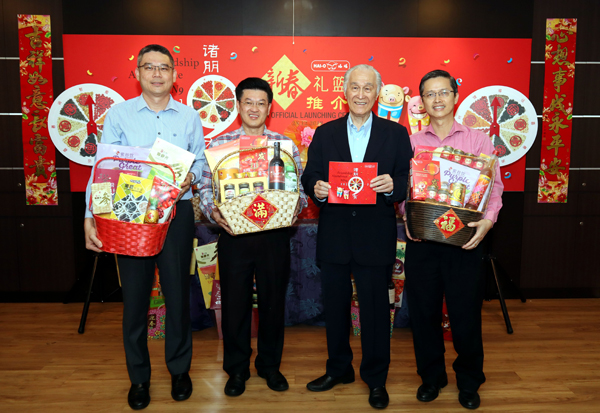 张景量（左起）、陈祈福、陈凯希及陈陆贵一起推介“诸朋9有”新春保健礼篮。